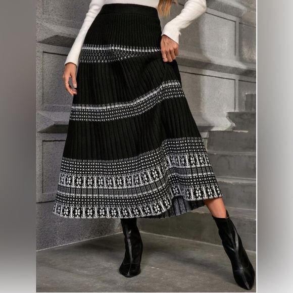 Black Geo Pattern Pleated Knit Skirt - Picture 3 of 6